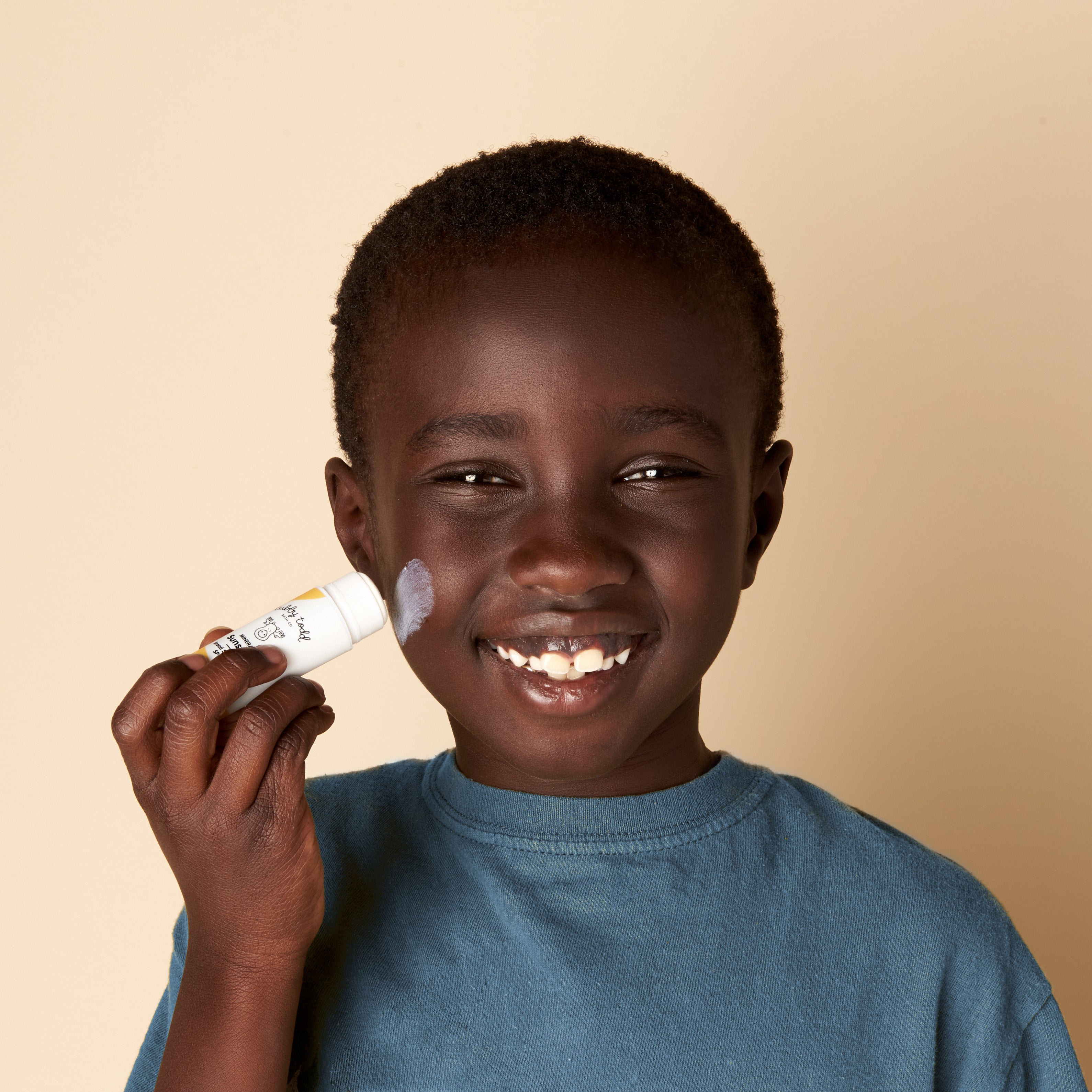 Mineral Sunstick on child's face